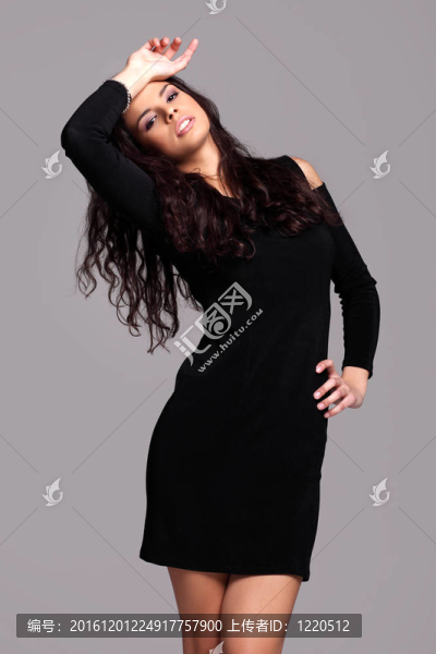 漂亮的黑發(fā)黑衣服