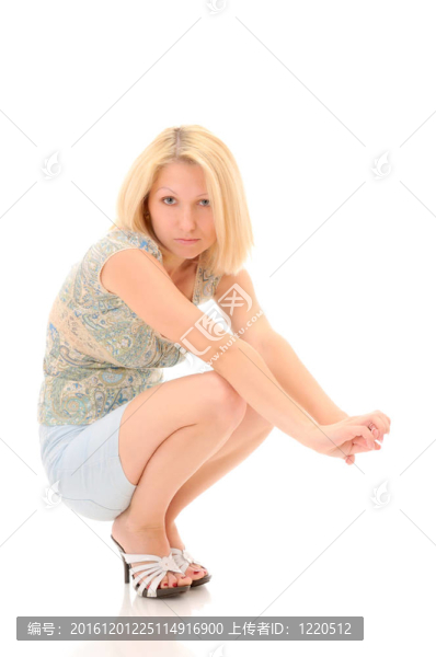 金發(fā)美女蹲