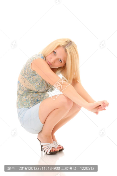 金發(fā)美女蹲