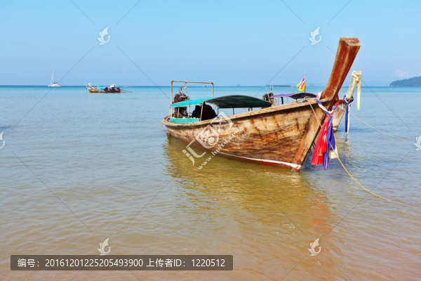 一個(gè)長(zhǎng)尾船在奧蘭治海灘砂