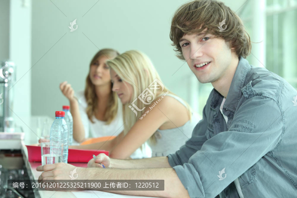 青少年在酒吧