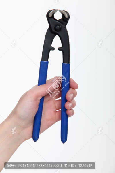 手拿著扳手