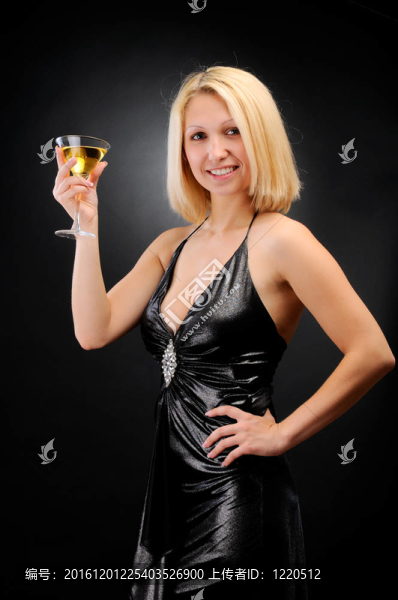 性感微笑金發(fā)女郎站在高腳杯