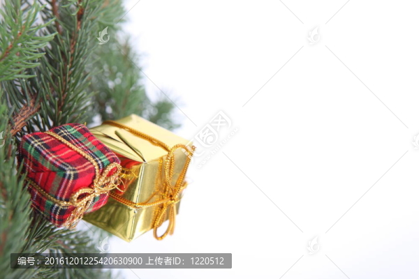 掛在圣誕樹上的禮物
