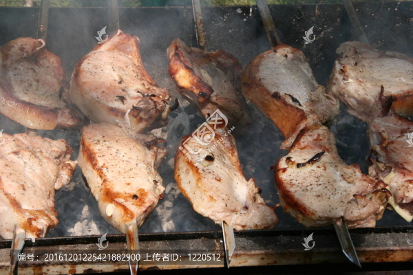 烹調(diào)肉烤肉在開放的木煤火燒烤