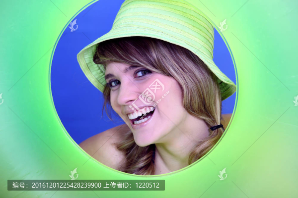 微笑的女人在一個(gè)圓圈