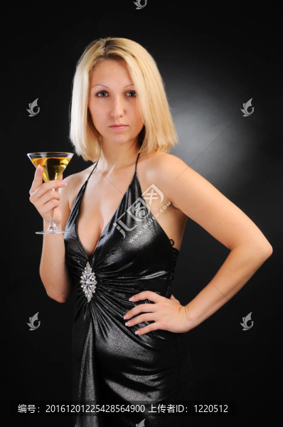 性感金發(fā)女郎站在酒杯