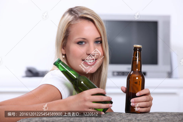 少女與啤酒瓶