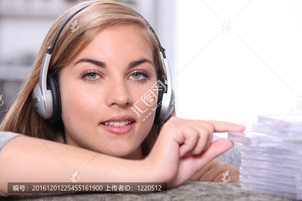 女孩聽音樂