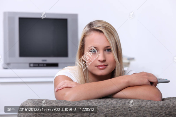 金發(fā)少年與遠(yuǎn)程控制