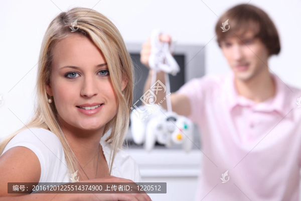 十幾歲的女孩玩電腦游戲