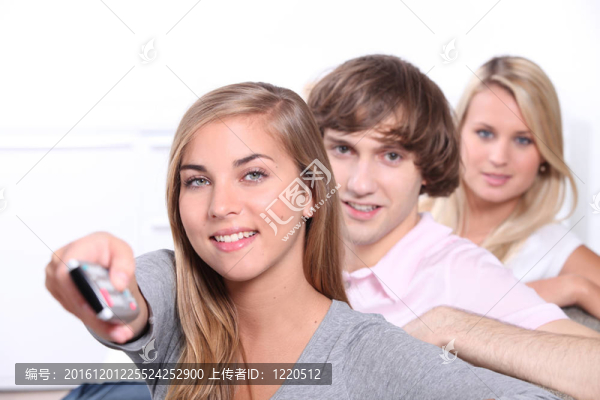 三個青少年一起看電視