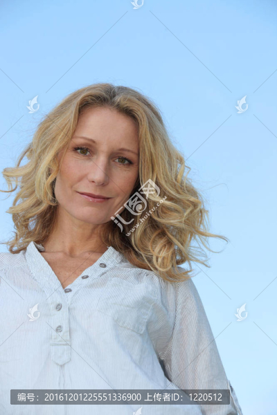 金發(fā)女人