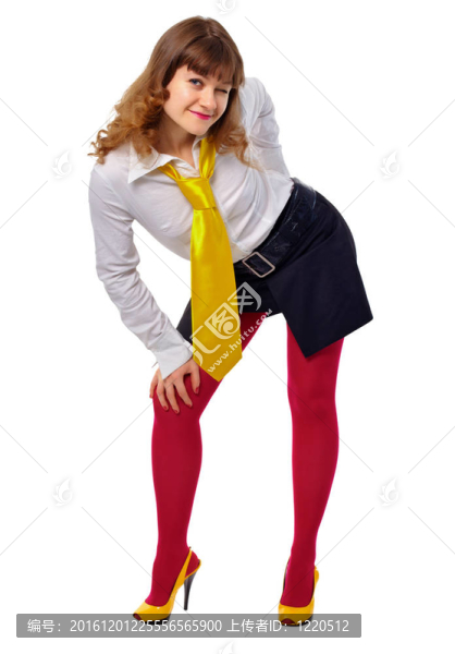 穿著紅色長襪和黃色鞋子的年輕女孩