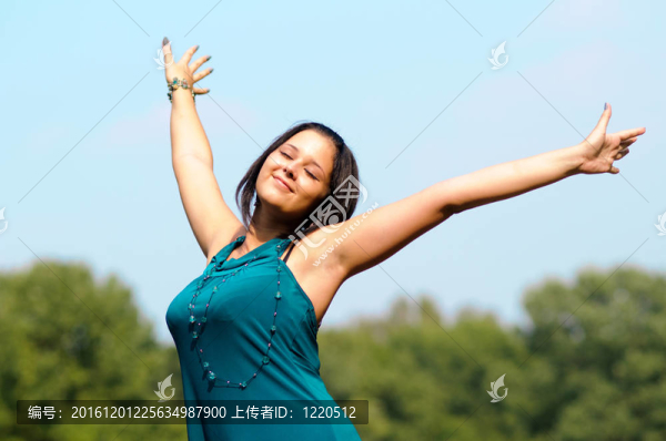 年輕漂亮的女孩在外面伸展