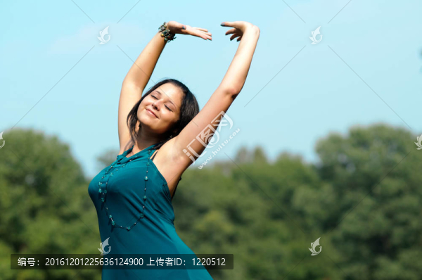 年輕漂亮的女孩在外面伸展