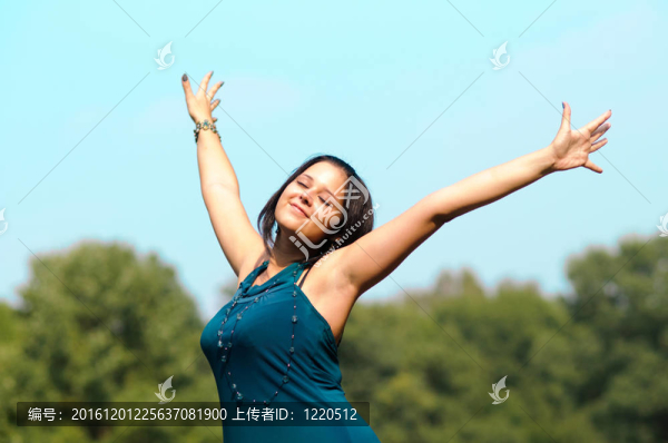 年輕漂亮的女孩在外面伸展