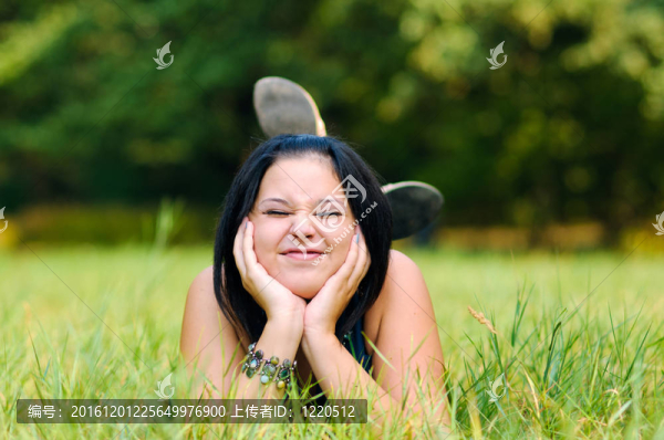 漂亮女孩做有趣的臉