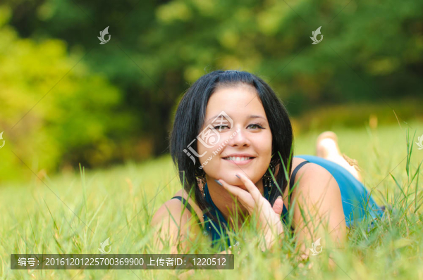 漂亮女孩放松戶外
