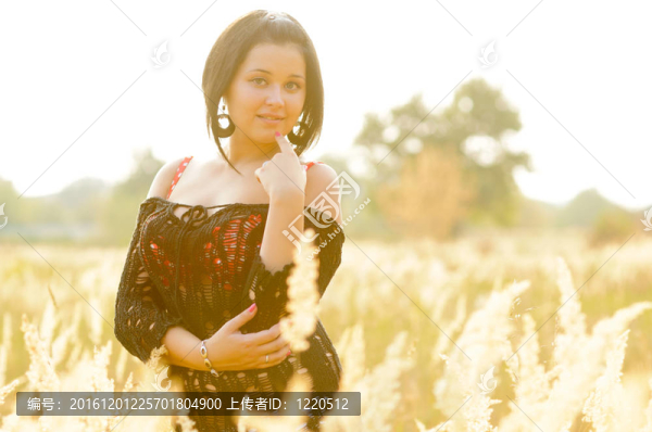 美麗的時(shí)尚女孩的照片-匯圖網(wǎng) www.fosd68.com 美麗的時(shí)尚女孩的照片