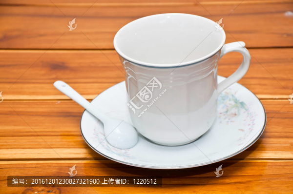在木頭背景上的咖啡杯