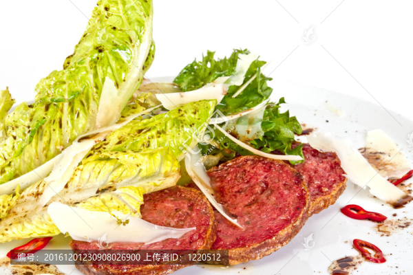 油炸香腸沙拉；酸奶油沙司生菜
