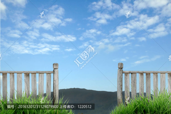 藍色天空的舊木柵欄