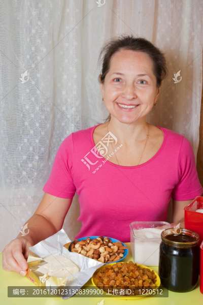 婦女用的蜂蜜蛋糕的食品