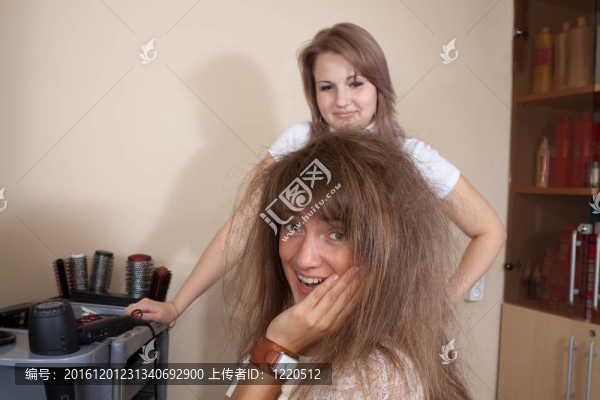 女性在發(fā)型沙龍