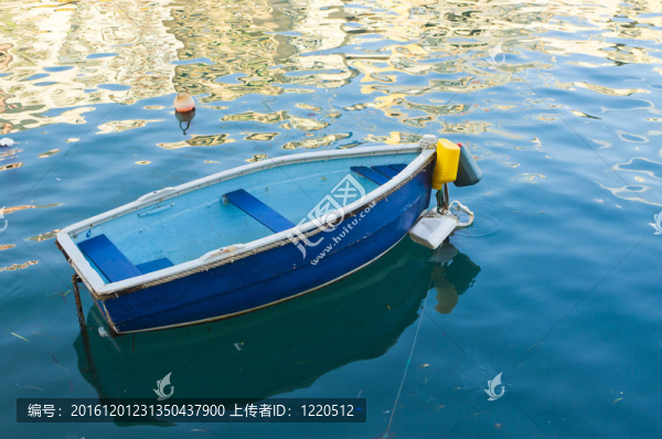 小的藍(lán)色的船