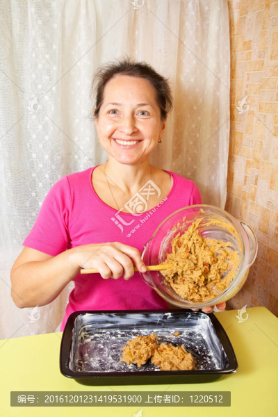 女人把面團放在烤鍋里