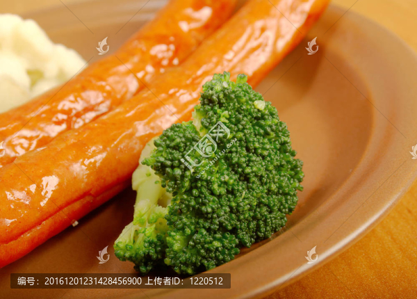 香腸配花椰菜和花椰菜