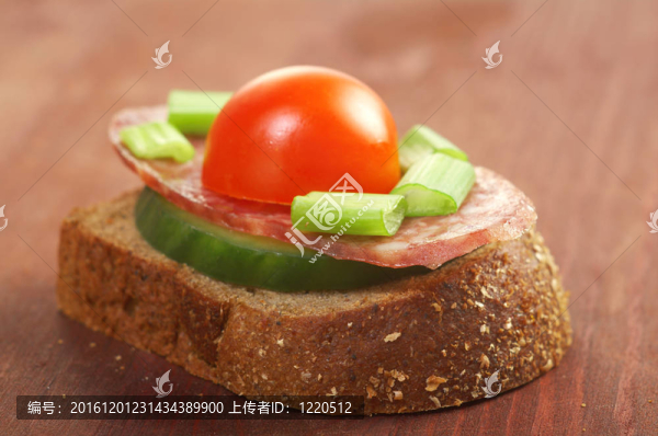 烤烤面包配意大利臘腸；番茄