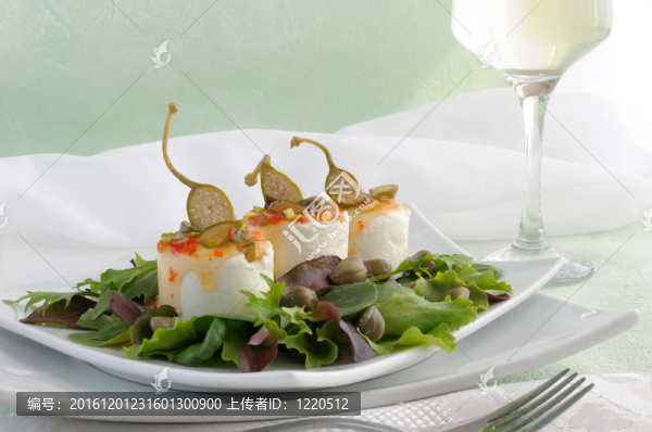奶酪和酸豆糖醋醬和開心果