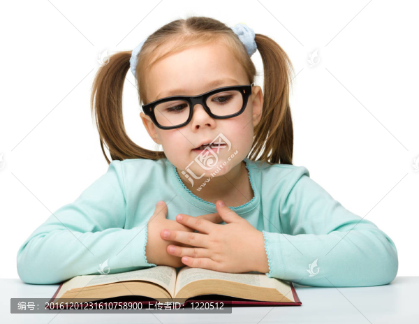 可愛的小女孩戴眼鏡看書