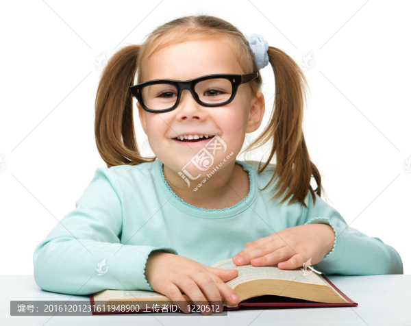 可愛的小女孩戴眼鏡看書