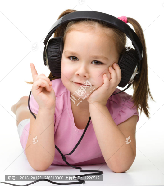 可愛小女孩用耳機欣賞音樂