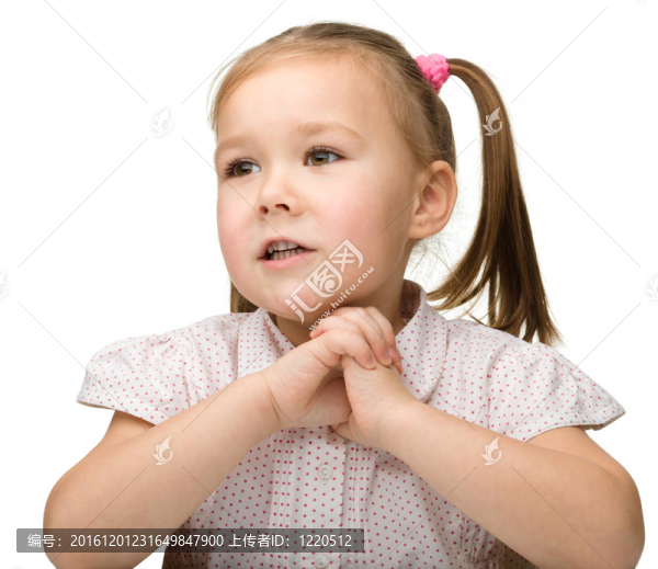 快樂的小女孩坐在桌子旁微笑