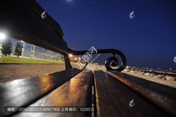 海邊的板凳