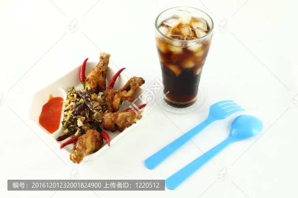 香辣香草雞翅及黑飲料。