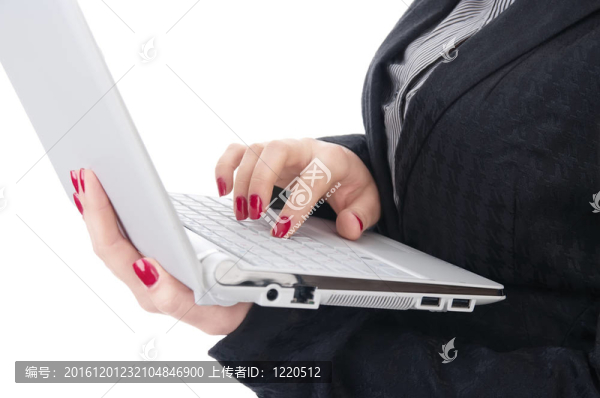 兩個女人的手放在筆記本電腦上