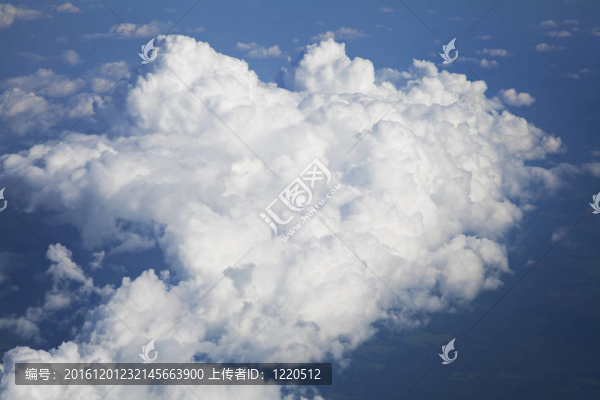 云；從飛機看