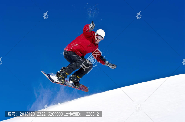 滑雪跳躍通過(guò)空氣與深藍(lán)色的天空