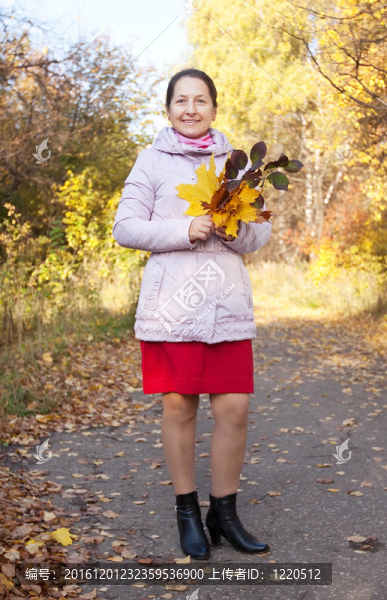 幸福成熟的女人在秋天
