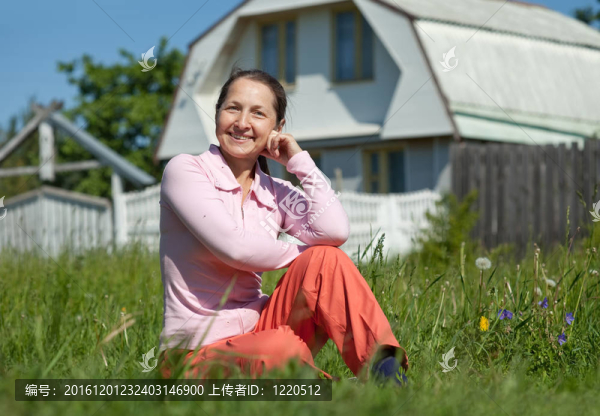 幸福的女人在家的前面