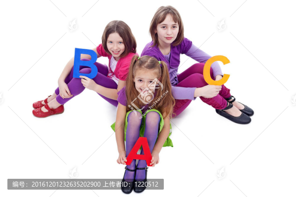 年輕女孩手持ABC字母