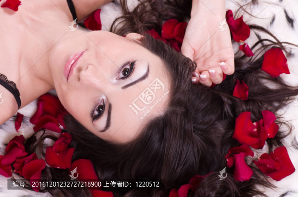 帶玫瑰花瓣的性感女孩