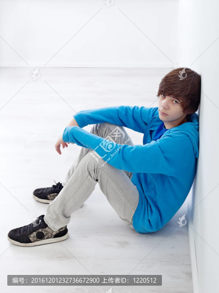 少年坐在墻上-匯圖網(wǎng) www.fosd68.com 少年坐在墻上