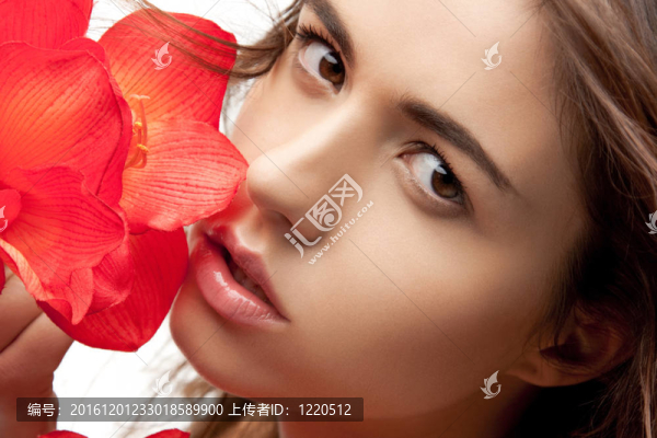 可愛的女人，紅色的花朵