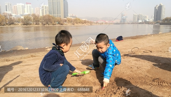 河邊玩耍